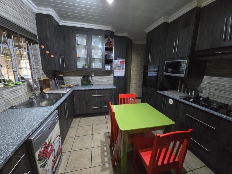 4 Bedroom Property for Sale in Vanderbijlpark Cw 6 Gauteng