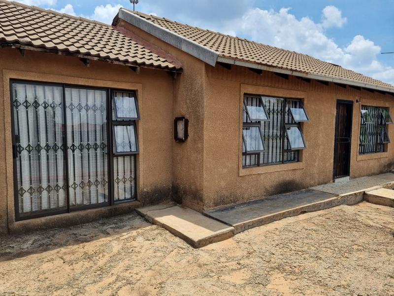 6 Bedroom Property for Sale in Vosloorus Gauteng