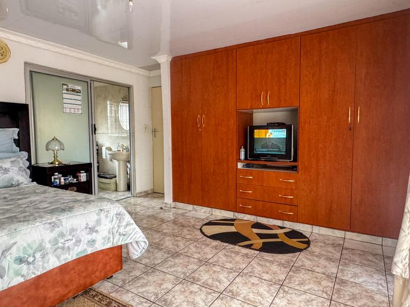 4 Bedroom Property for Sale in Lawley Gauteng