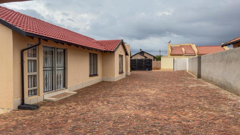 4 Bedroom Property for Sale in Lawley Gauteng