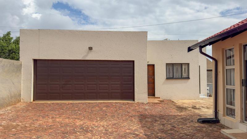 4 Bedroom Property for Sale in Lawley Gauteng