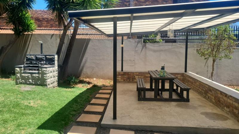 2 Bedroom Property for Sale in Bedford Gardens Gauteng
