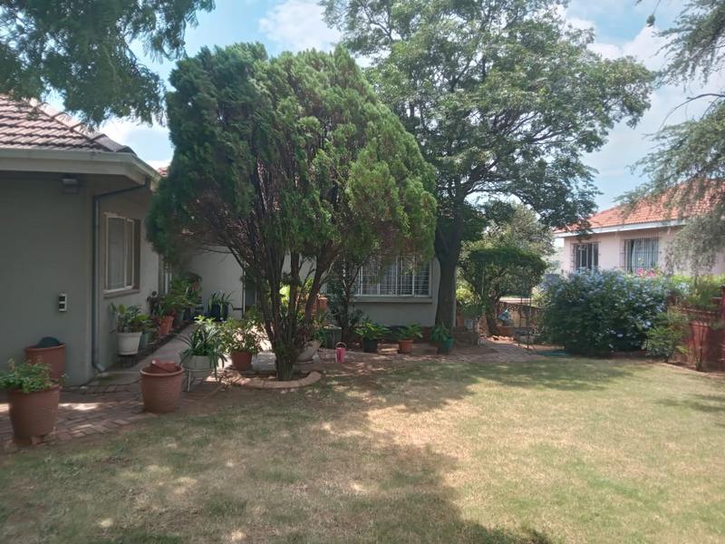 5 Bedroom Property for Sale in Linmeyer Gauteng