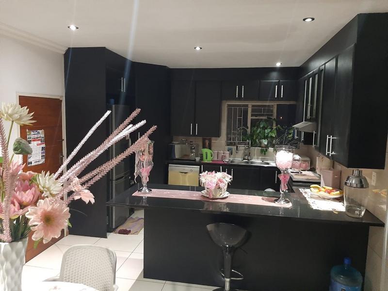 5 Bedroom Property for Sale in Linmeyer Gauteng