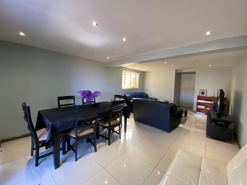 5 Bedroom Property for Sale in Linmeyer Gauteng