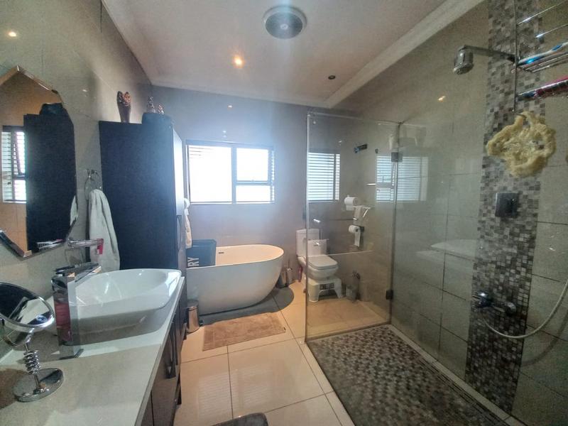 5 Bedroom Property for Sale in Raslouw Gauteng