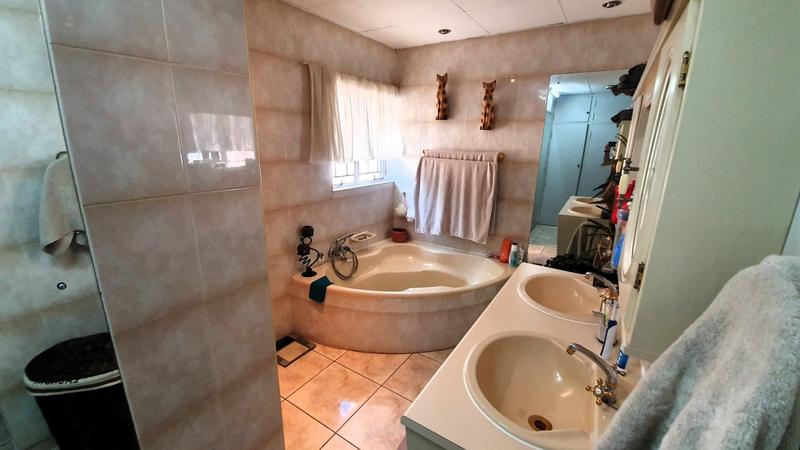 4 Bedroom Property for Sale in Magalieskruin Gauteng