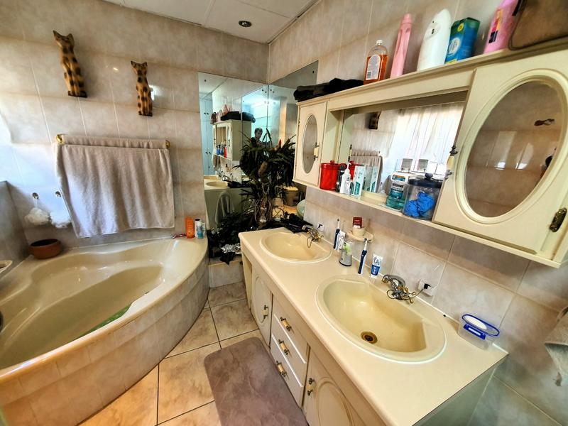 4 Bedroom Property for Sale in Magalieskruin Gauteng