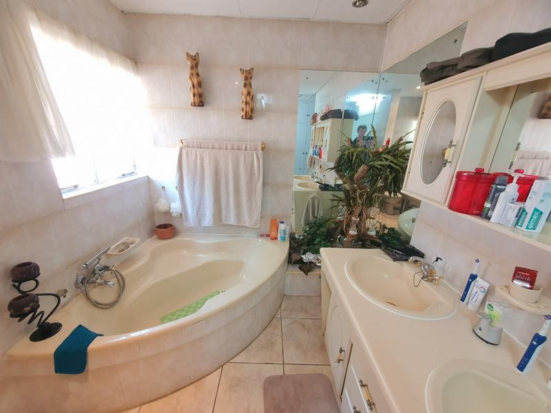 4 Bedroom Property for Sale in Magalieskruin Gauteng