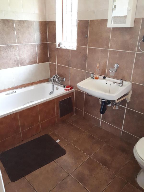 4 Bedroom Property for Sale in Heuweloord Gauteng