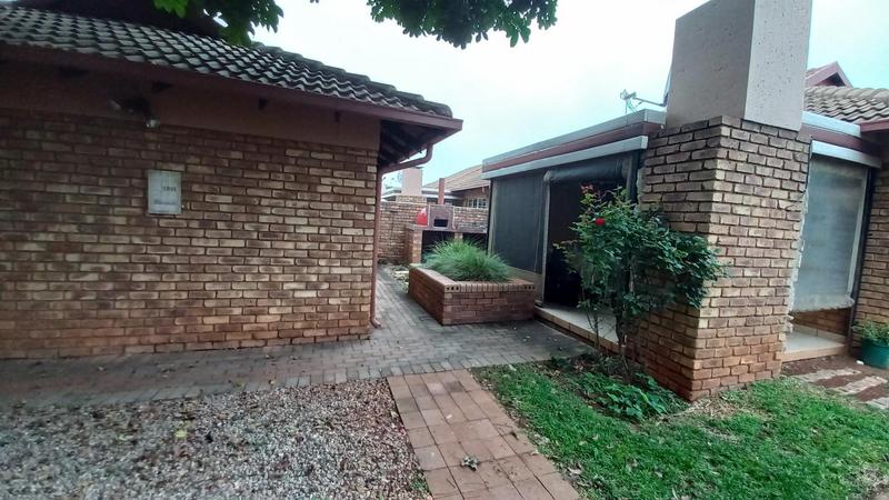 2 Bedroom Property for Sale in Pierre Van Ryneveld Gauteng