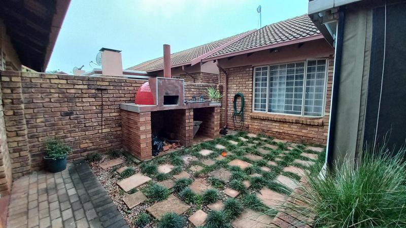 2 Bedroom Property for Sale in Pierre Van Ryneveld Gauteng