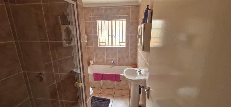 3 Bedroom Property for Sale in Kosmosdal Gauteng