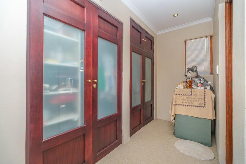 6 Bedroom Property for Sale in Ruimsig Gauteng