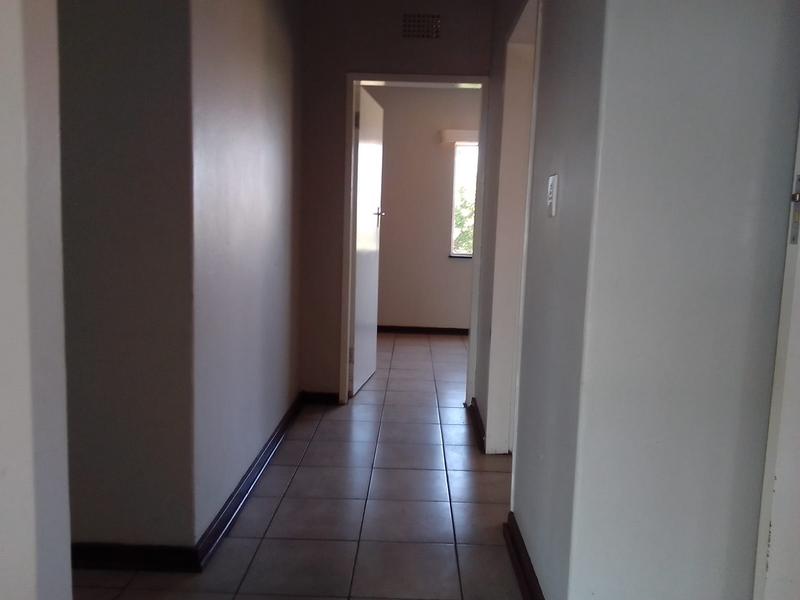 To Let 3 Bedroom Property for Rent in Florida Lake Gauteng