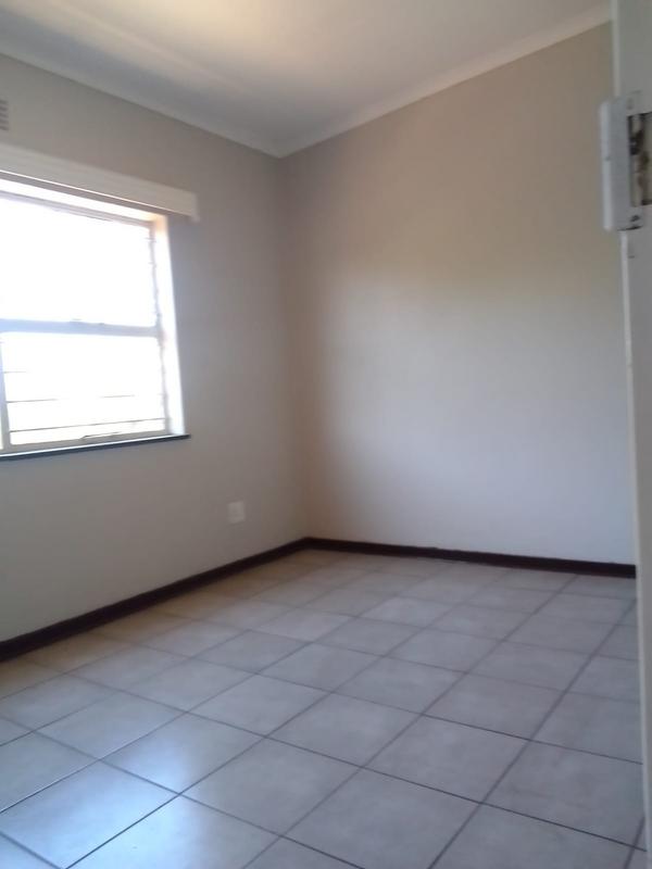To Let 3 Bedroom Property for Rent in Florida Lake Gauteng
