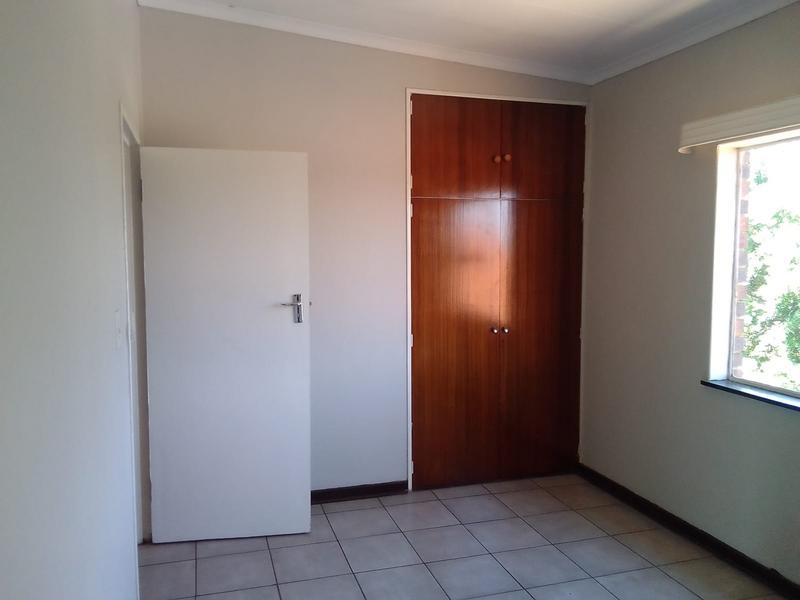 To Let 3 Bedroom Property for Rent in Florida Lake Gauteng