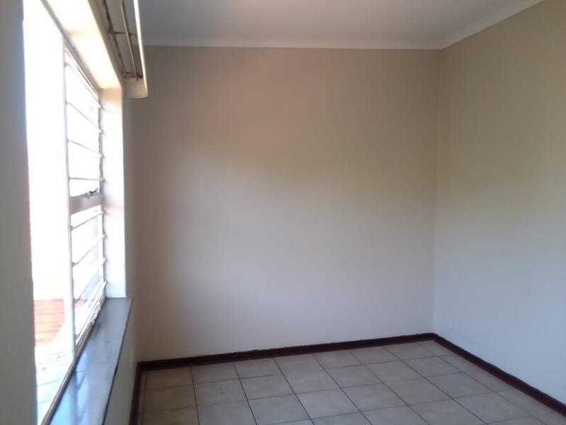 To Let 3 Bedroom Property for Rent in Florida Lake Gauteng