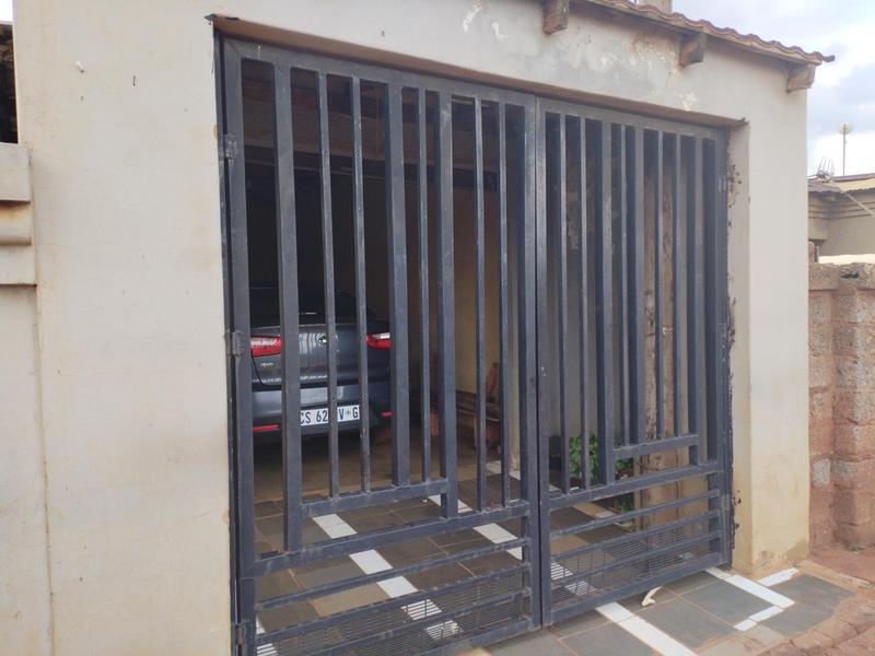 2 Bedroom Property for Sale in Zonkezizwe Gauteng