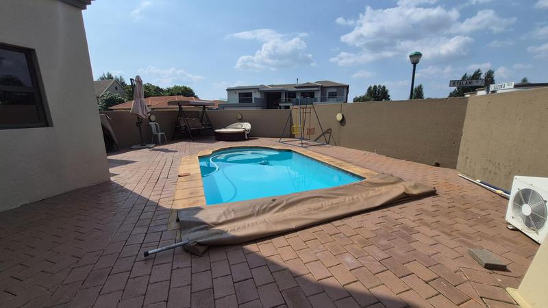 5 Bedroom Property for Sale in Raslouw Glen Gauteng