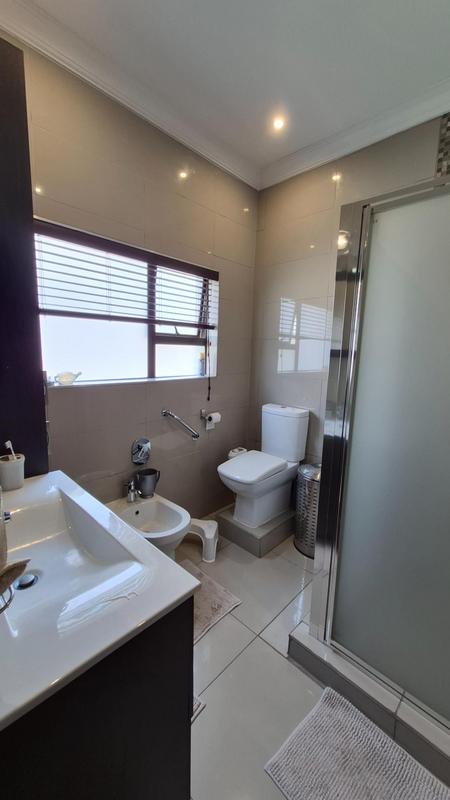 5 Bedroom Property for Sale in Raslouw Glen Gauteng