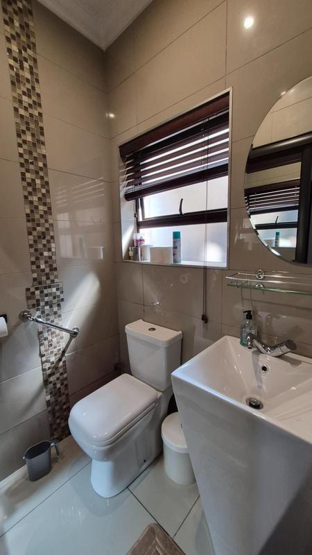 5 Bedroom Property for Sale in Raslouw Glen Gauteng