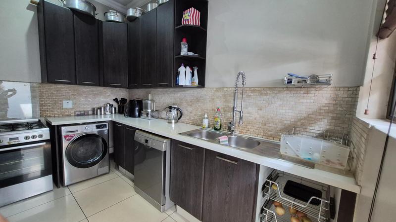 5 Bedroom Property for Sale in Raslouw Glen Gauteng