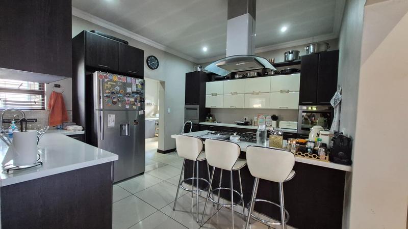 5 Bedroom Property for Sale in Raslouw Glen Gauteng