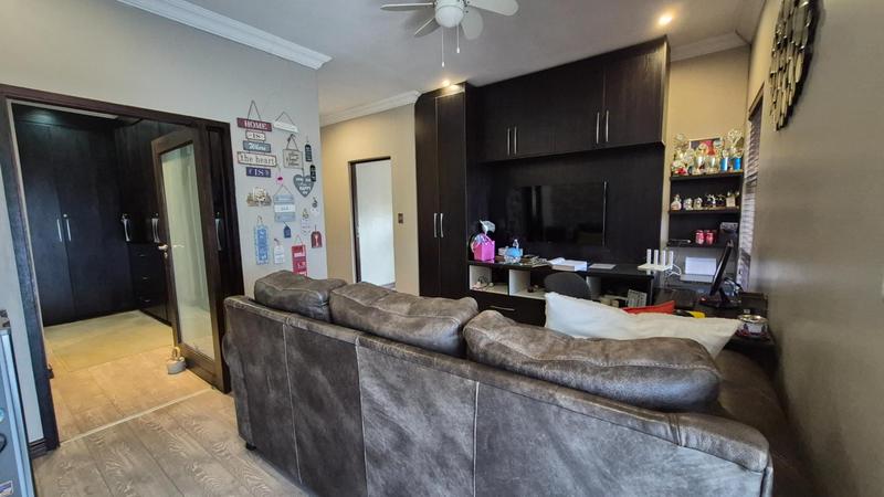 5 Bedroom Property for Sale in Raslouw Glen Gauteng