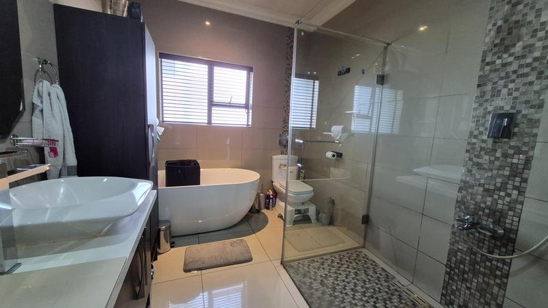 5 Bedroom Property for Sale in Raslouw Glen Gauteng