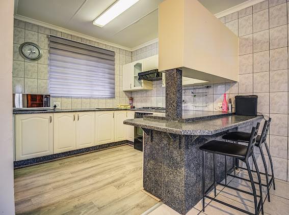 9 Bedroom Property for Sale in Brackenhurst Gauteng