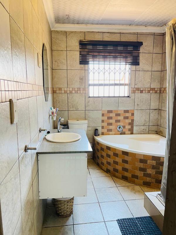 4 Bedroom Property for Sale in Vosloorus Gauteng