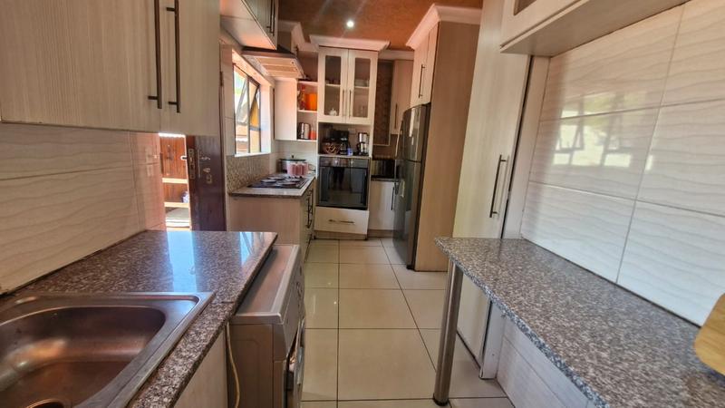 5 Bedroom Property for Sale in Brackendowns Gauteng