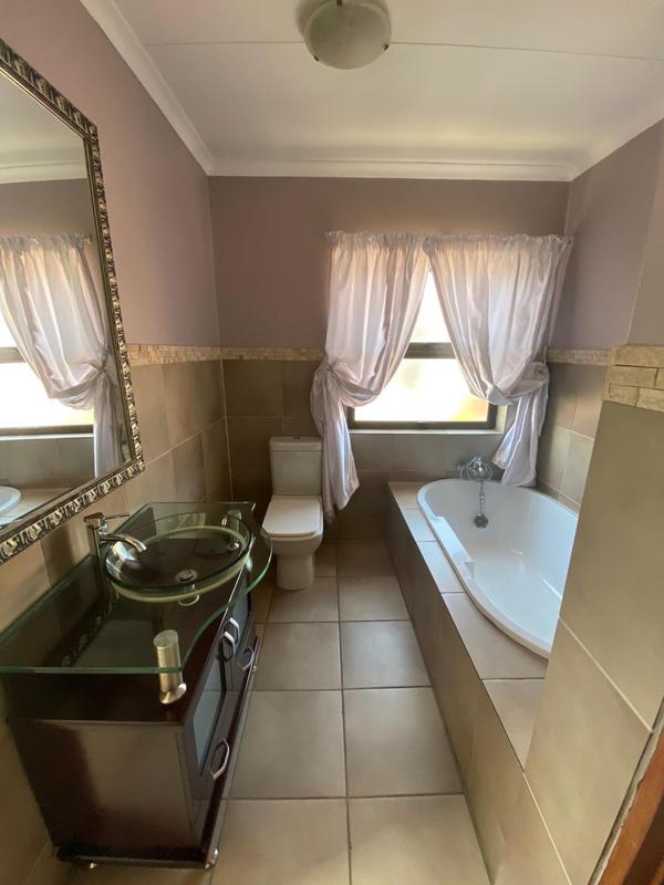 To Let 3 Bedroom Property for Rent in Glen Marais Gauteng