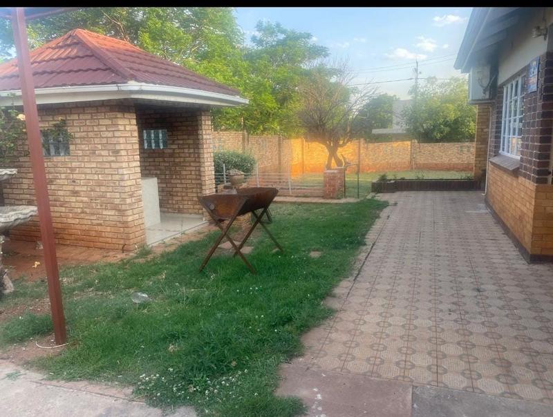 To Let 5 Bedroom Property for Rent in Primrose Hill Gauteng