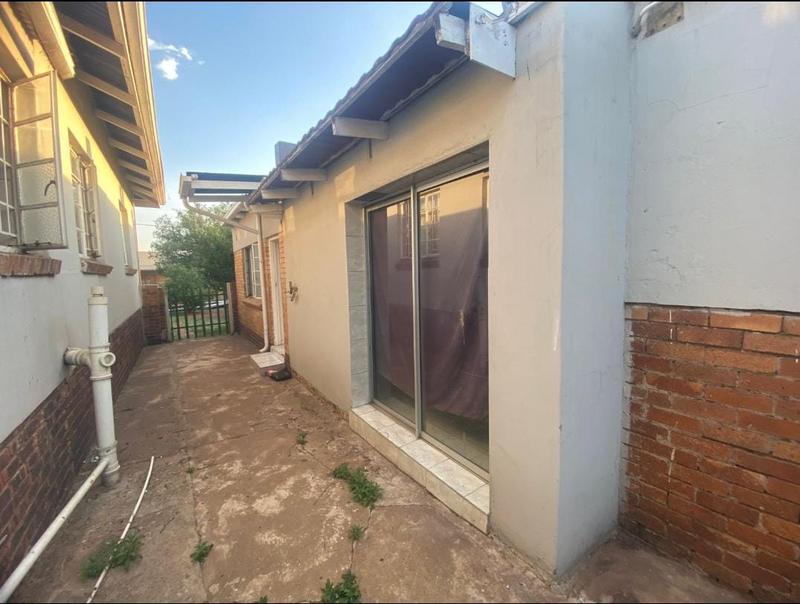 To Let 5 Bedroom Property for Rent in Primrose Hill Gauteng