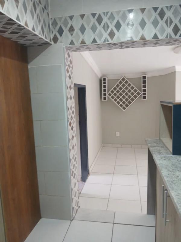 To Let 2 Bedroom Property for Rent in Florida Glen Gauteng