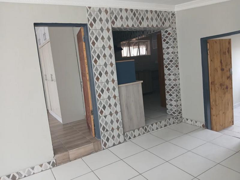 To Let 2 Bedroom Property for Rent in Florida Glen Gauteng