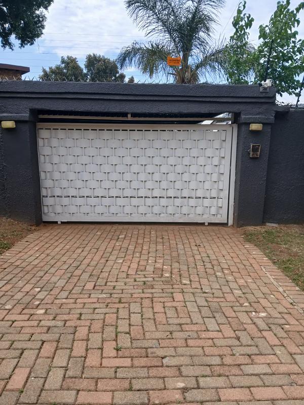 To Let 2 Bedroom Property for Rent in Florida Glen Gauteng