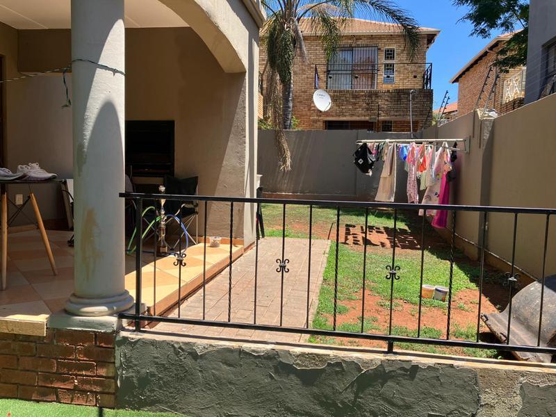 To Let 2 Bedroom Property for Rent in Little Falls Gauteng