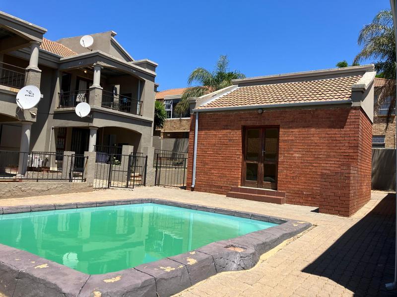 To Let 2 Bedroom Property for Rent in Little Falls Gauteng