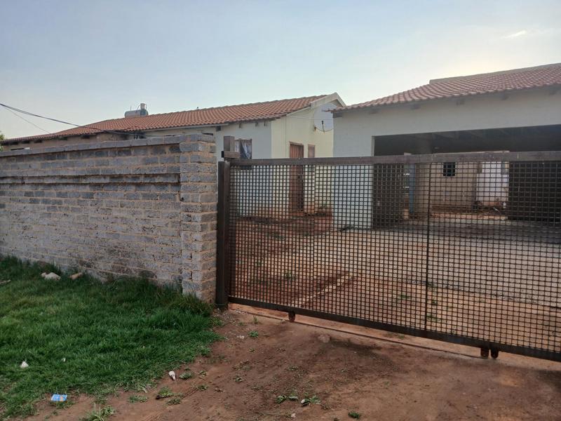 5 Bedroom Property for Sale in Lehae Gauteng