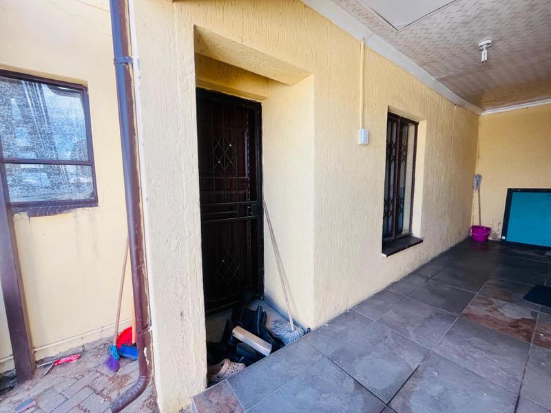 8 Bedroom Property for Sale in Clayville Gauteng