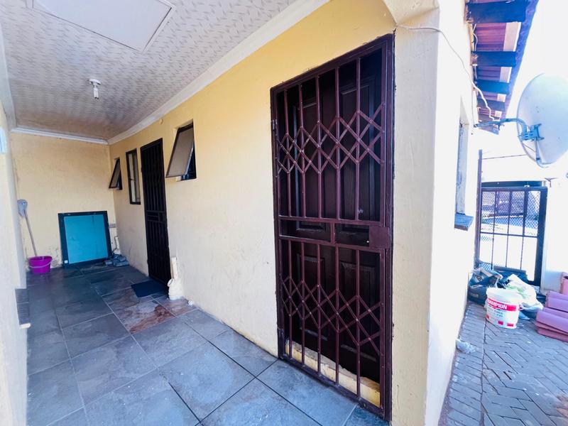 8 Bedroom Property for Sale in Clayville Gauteng