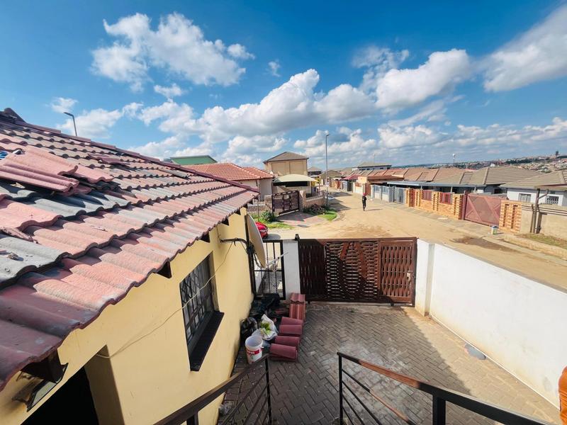 8 Bedroom Property for Sale in Clayville Gauteng