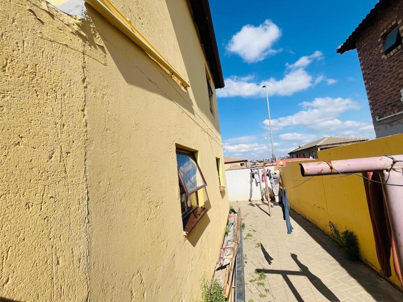 8 Bedroom Property for Sale in Clayville Gauteng