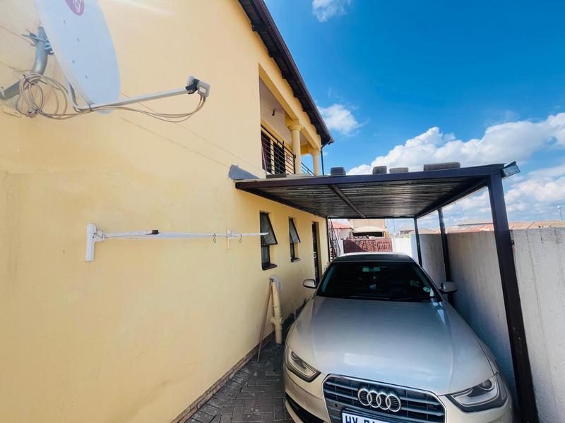 8 Bedroom Property for Sale in Clayville Gauteng