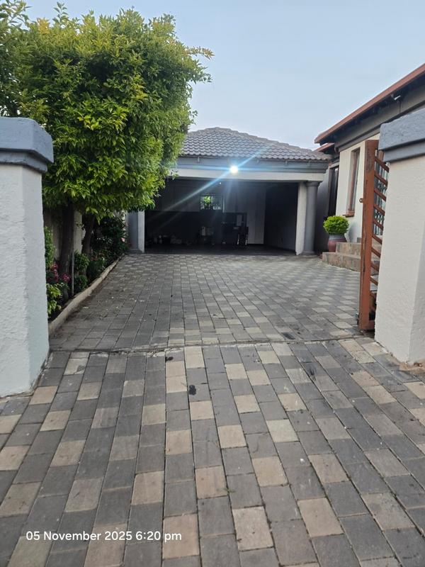 3 Bedroom Property for Sale in Clayville Gauteng