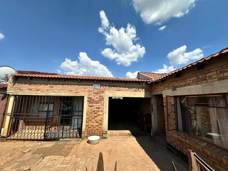 6 Bedroom Property for Sale in Rondebult Gauteng
