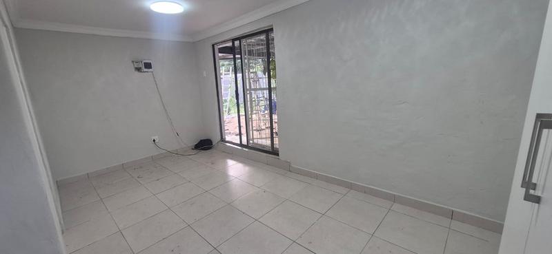 To Let 1 Bedroom Property for Rent in Florida Glen Gauteng